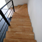 Escalier sur mesure, limon acier et marche bois by FAS Toulouse